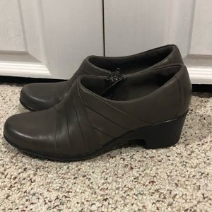 Clarks women’s size 8.5 brown leather uppers.